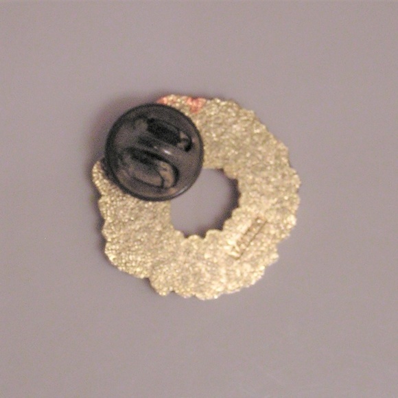 Gold Tone Wreath Pin - Picture 2 of 2